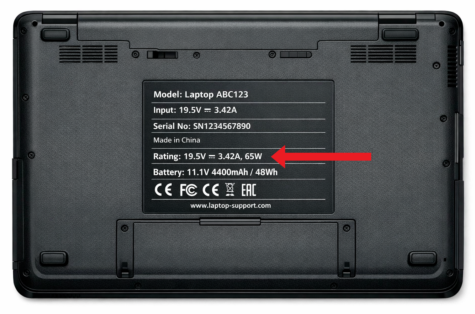 Undersida av laptop med märkplåt som visar strömspecifikationer – röd pil pekar på OUTPUT-värdet